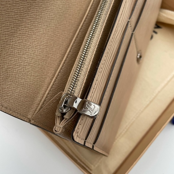 Louis Vuitton - Picture 8 of 13